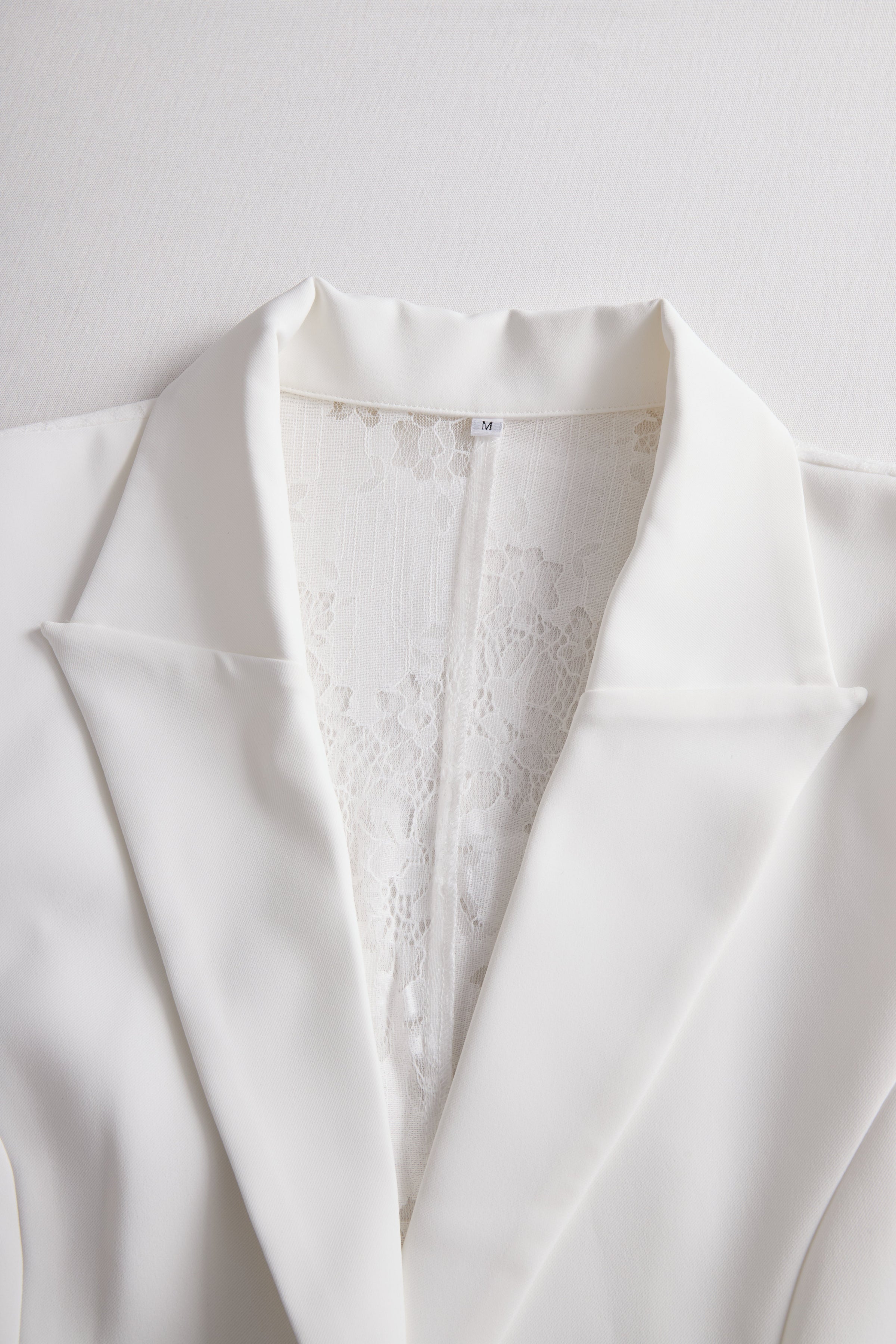 Elegant White Lace-Backed Blazer with Structured Silhouette